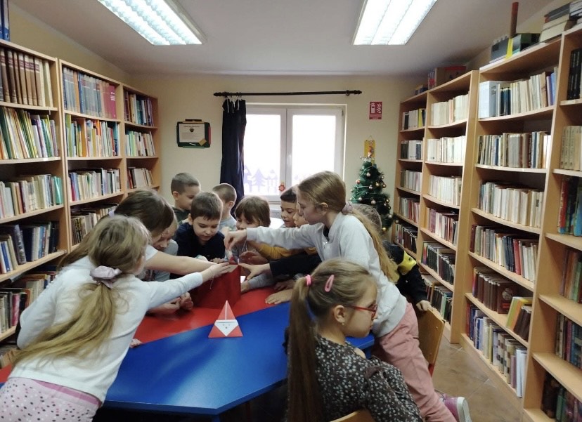 Прваци у посети школској библиотеци