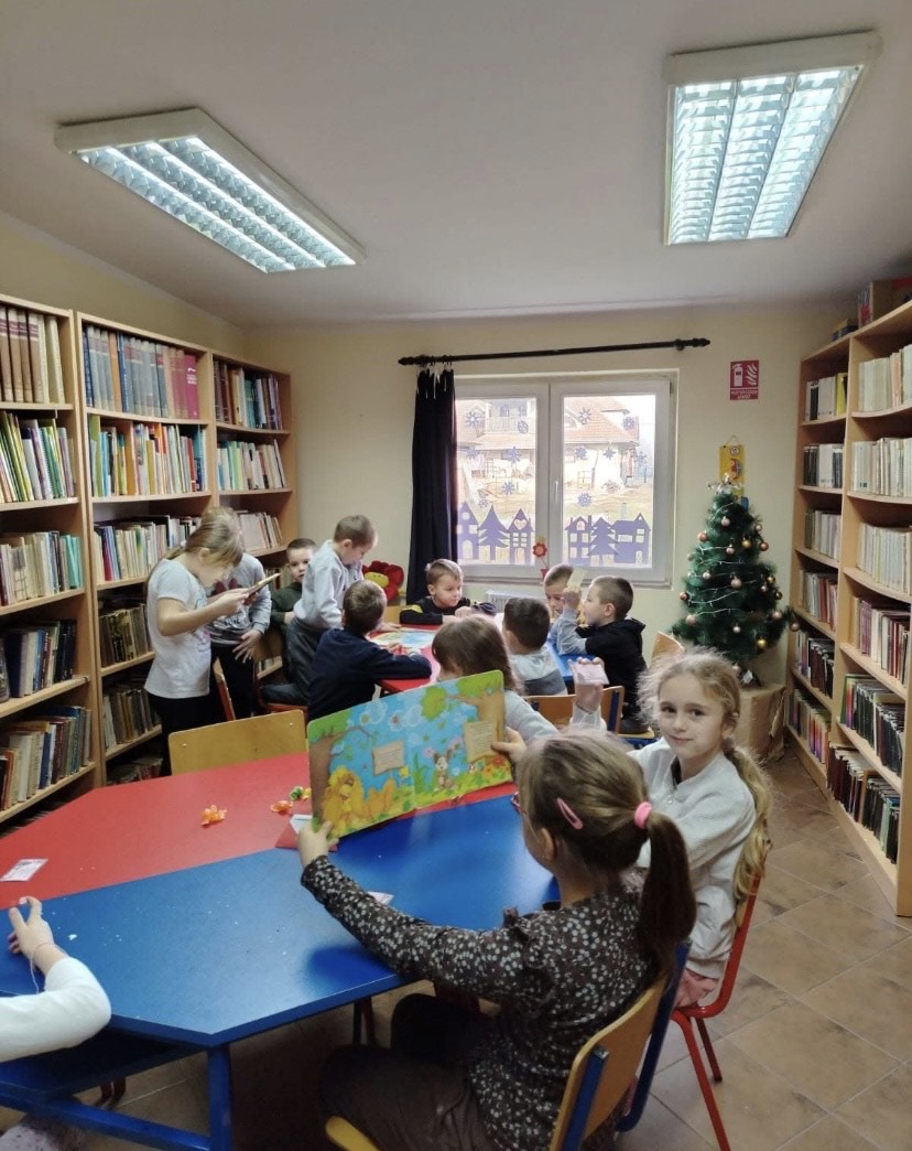 Прваци у посети школској библиотеци